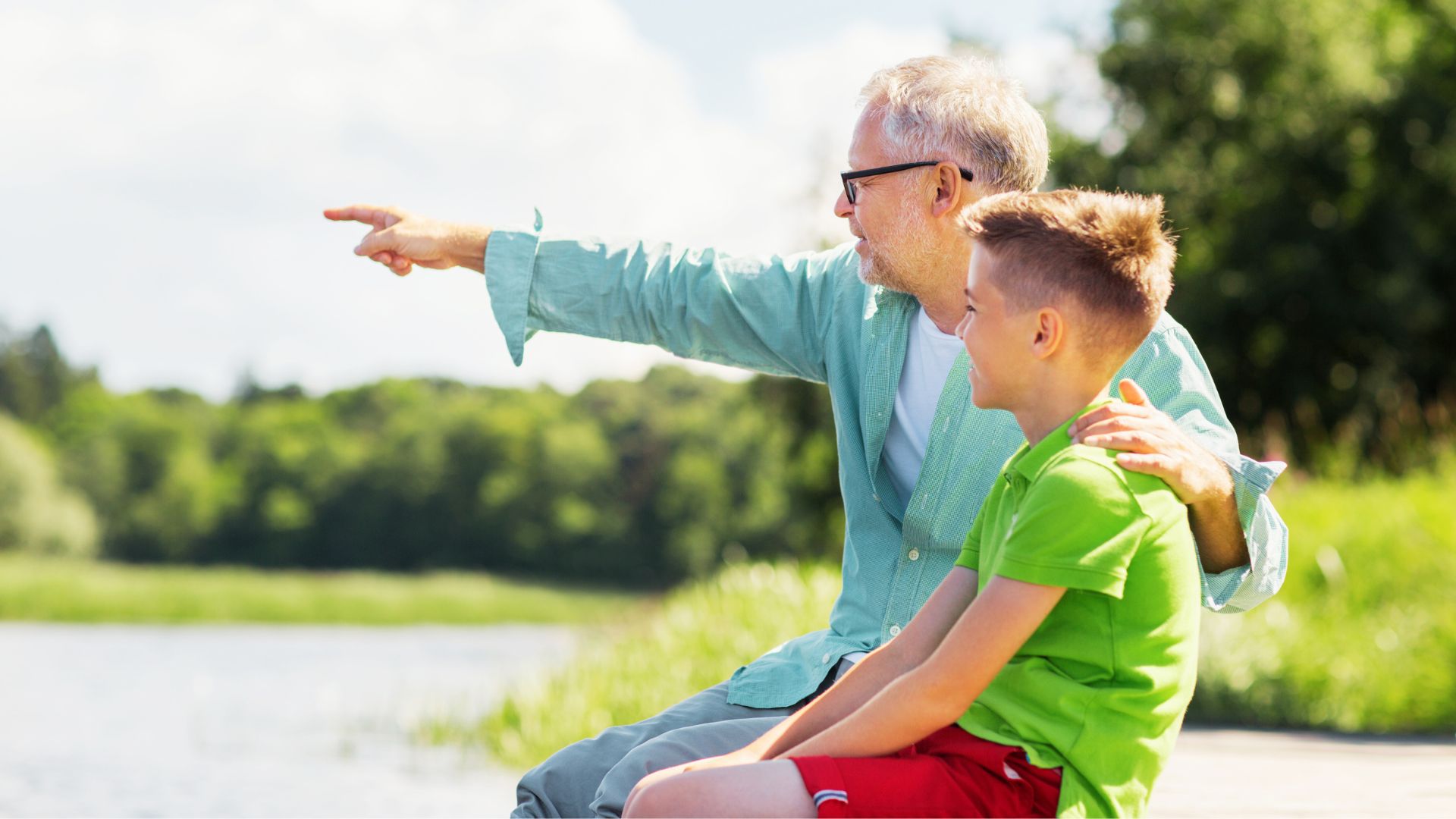 Waterguardian-opa-mit-enkel-am-wasser